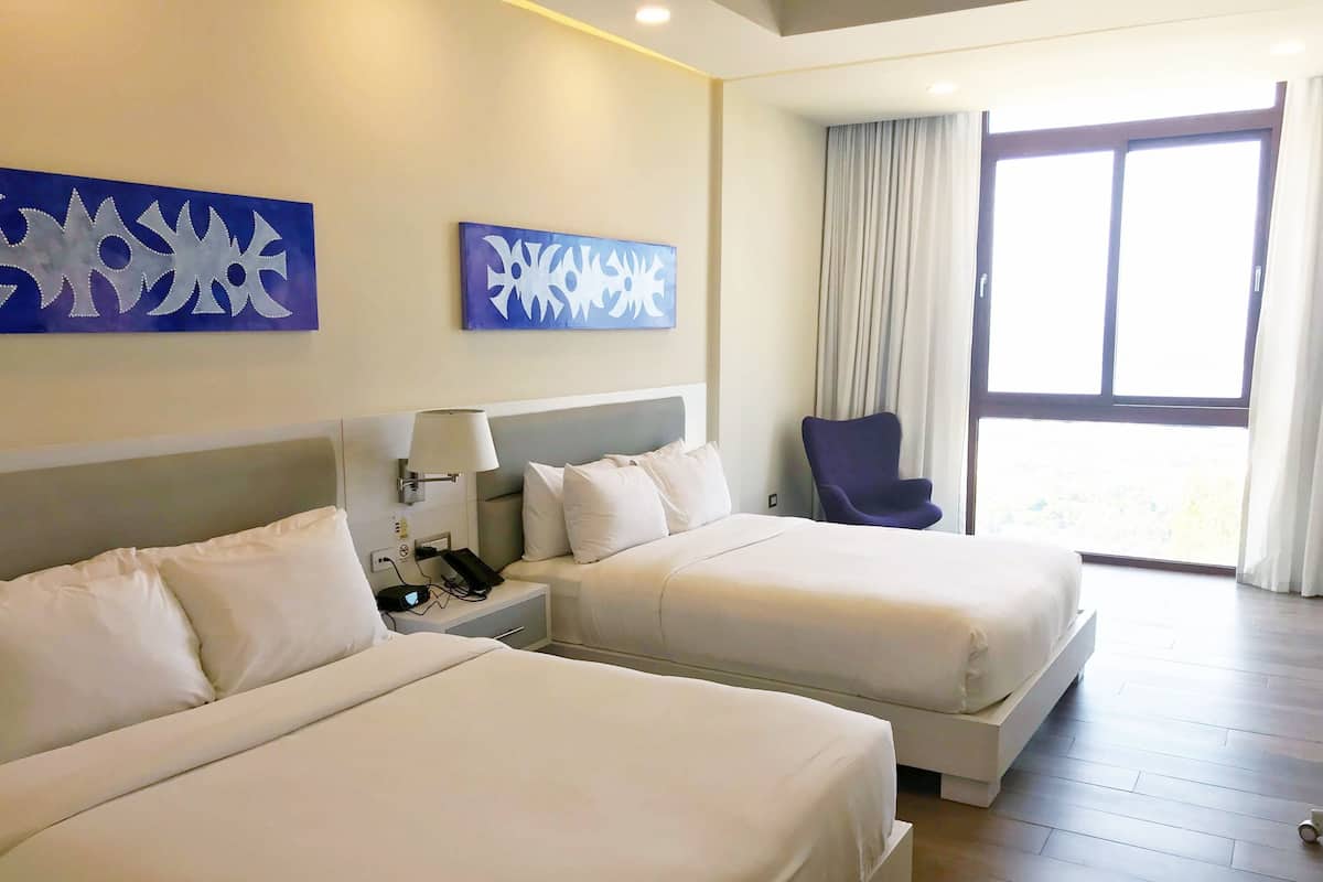 Phòng đôi Superior, 2 giường cỡ queen, quang cảnh thành phố, đối diện biển | Két bảo mật tại phòng, bàn, bàn ủi/dụng cụ ủi quần áo