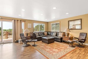 Smart TV, lareira, pebolim, mesa de pingue-pongue