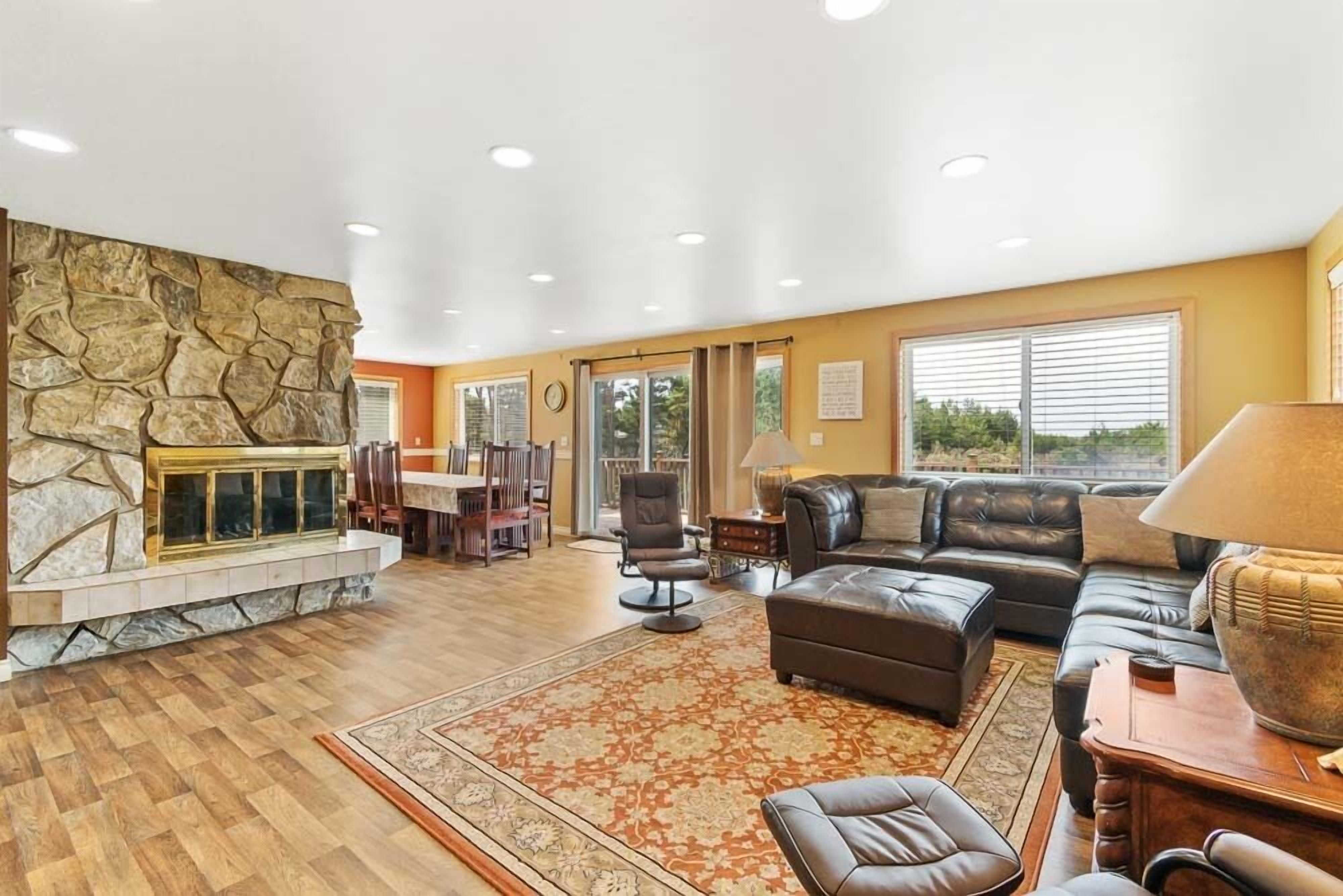 Älytelevisio, takka, pöytäjalkapallopöytä, pöytätennispöytä