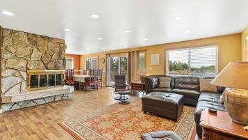 Ălytelevisio, takka, pöytĂ€jalkapallopöytĂ€, pöytĂ€tennispöytĂ€