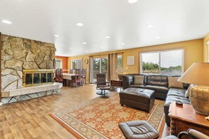 Smart TV, lareira, pebolim, mesa de pingue-pongue