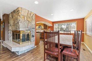 Dining - Pets OK, OCEAN VIEW, Beach Path, HOT TUB, Large Yard (FirstM) (Ocean Park)