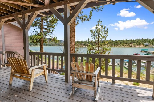 LAKEFRONT - Boat Dock! Close to Slopes, HOT TUB! Game room!