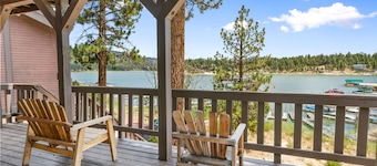 LAKEFRONT - Boat Dock! Close to Slopes, HOT TUB! Game room!
