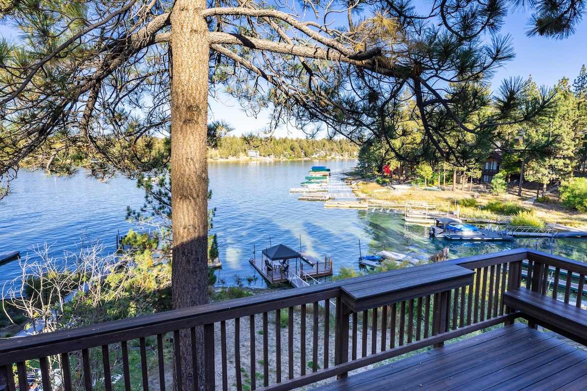 LAKEFRONT - Boat Dock! Close to Slopes, HOT TUB! Game room!