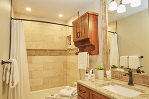Combined shower/bathtub, hair dryer, towels - JHRL - Rendezvous A6, third floor Teton Village condo, perfect for families or single vacationers (Teton Village)