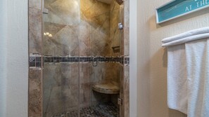 Douche, sèche-cheveux, serviettes fournies