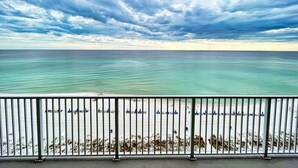 Blick auf das Meer von einem Balkon mit Metallgeländer.