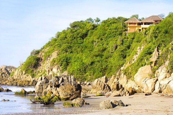 Beach - Luxe Beach Villa in 5-star Oceanfront Community (Huatulco)