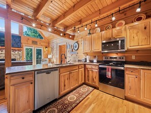 Kylskåp, mikrovågsugn, ugn och spishäll