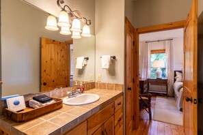 Combined shower/bathtub, towels - Altitudes Attitude - Upscale Cabin with Hot Tub, 3 Minutes to Downtown Blowing Rock (Blowing Rock)