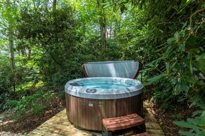 Outdoor spa tub - Altitudes Attitude - Upscale Cabin with Hot Tub, 3 Minutes to Downtown Blowing Rock (Blowing Rock)