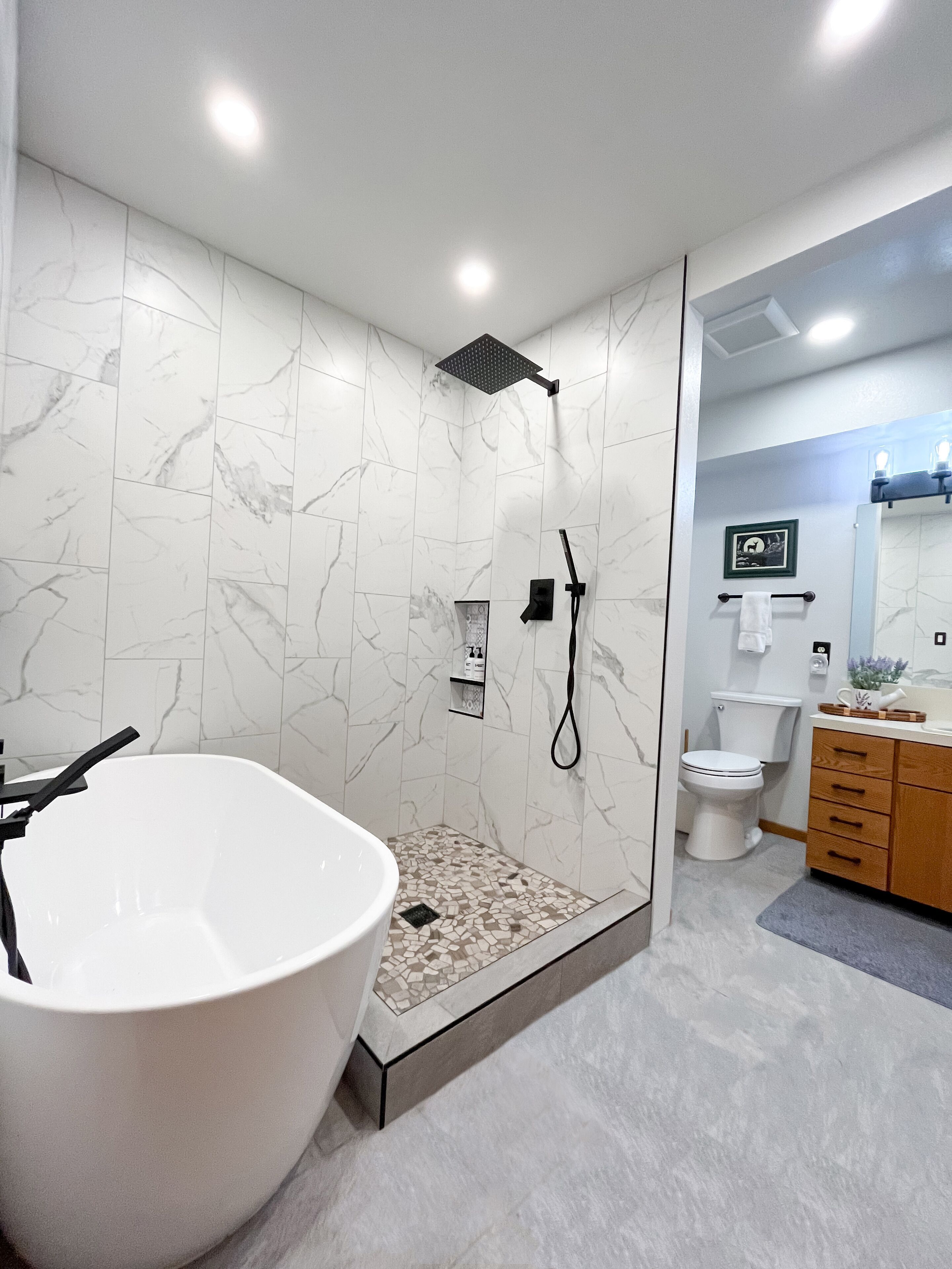 Combined shower/tub, hair dryer, towels