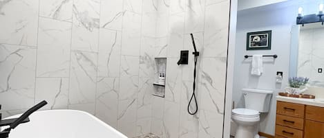Combined shower/tub, hair dryer, towels