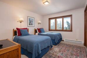 3 bedrooms, iron/ironing board, free WiFi, bed sheets