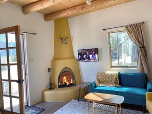 Smart TV, fireplace, DVD player - Scrabble House Compound Private Hot Tub Evaporative Cooling Enclosed Yard (El Prado)