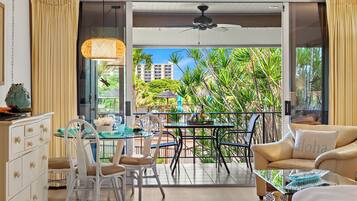 Smart TV, lettore DVD, libri, impianto stereo