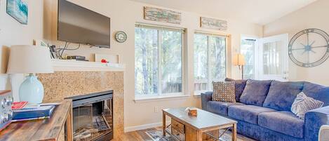 Smart TV, fireplace, books, stereo