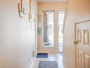 Interior - Dog Friendly, Walk to beach/downtown (SandyToes) (Long Beach)