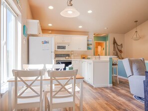 Fridge, microwave, oven, stovetop - Dog Friendly, Walk to beach/downtown (SandyToes) (Long Beach)