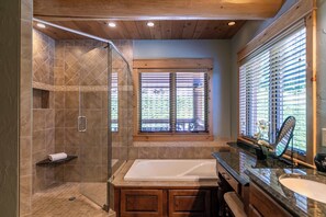 Combined shower/bathtub, jetted bath, free toiletries, towels
