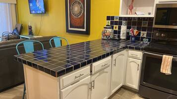 Een koelkast, een magnetron, een oven, een kookplaat