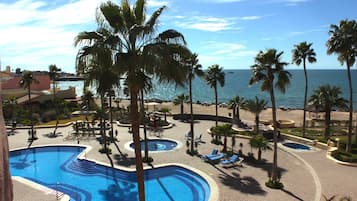 Een verwarmd zwembad