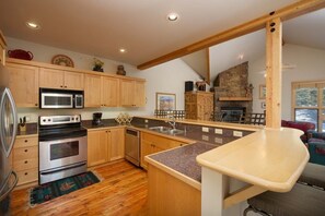 Jääkaappi, mikroaaltouuni, uuni, liesi