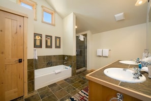 Een bad/douchecombinatie, een haardroger, handdoeken