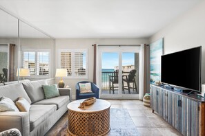 Televisio, DVD-soitin, kirjoja, videokirjasto