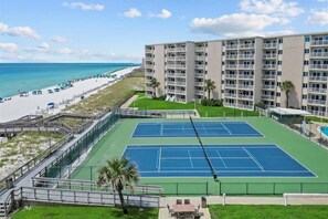 Un hôtel situé en bord de mer, doté de plusieurs courts de tennis, d’une plage et d’une piscine.