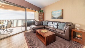 Smart-TV, DVD-spiller, bøker og stereoanlegg