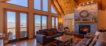 A Bear's Eye View - 10 min to Boone, Views, pets OK, pool table, hot tub!