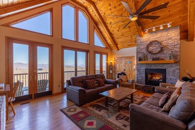 A Bear's Eye View - 10 min to Boone, Views, pets OK, pool table, hot tub!