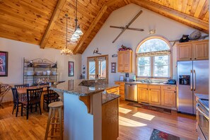 Fridge, microwave, oven, stovetop - A Bear's Eye View - 10 min to Boone, Views, pets OK, pool table, hot tub! (Blowing Rock)