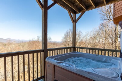 A Bear's Eye View - 10 min to Boone, Views, pets OK, pool table, hot tub!