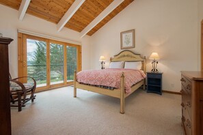 4 slaapkamers, een strijkplank/strijkijzer, gratis wifi, beddengoed