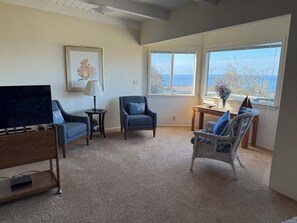 Una televisión, una chimenea, un reproductor estéreo