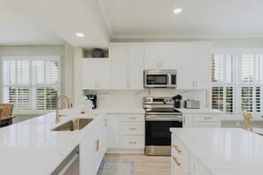 Fridge, microwave, oven, stovetop - 106E ~ Bright 3BR/3BA  beautiful corner condo! (Gulf Shores)
