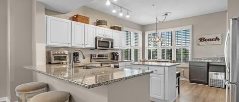 冷蔵庫、電子レンジ、オーブン、コンロ