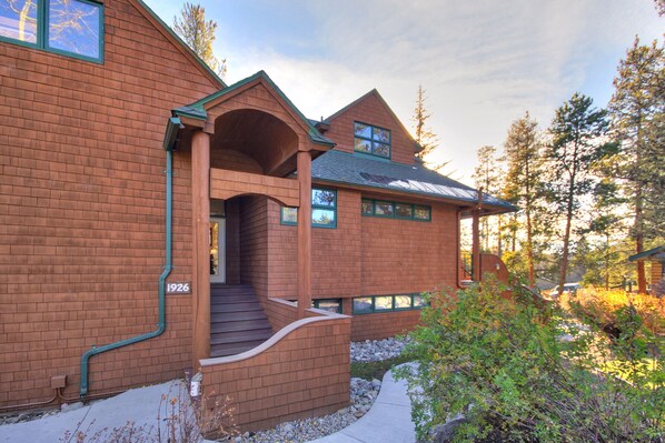 Exterior - Bright Townhome/Vaulted Ceilings/Access to an Outdoor Pool and Hot Tub (Keystone)