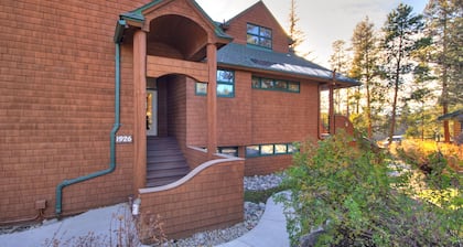 Maison de ville unique avec accÚs à une piscine extérieure et un bain à remous!