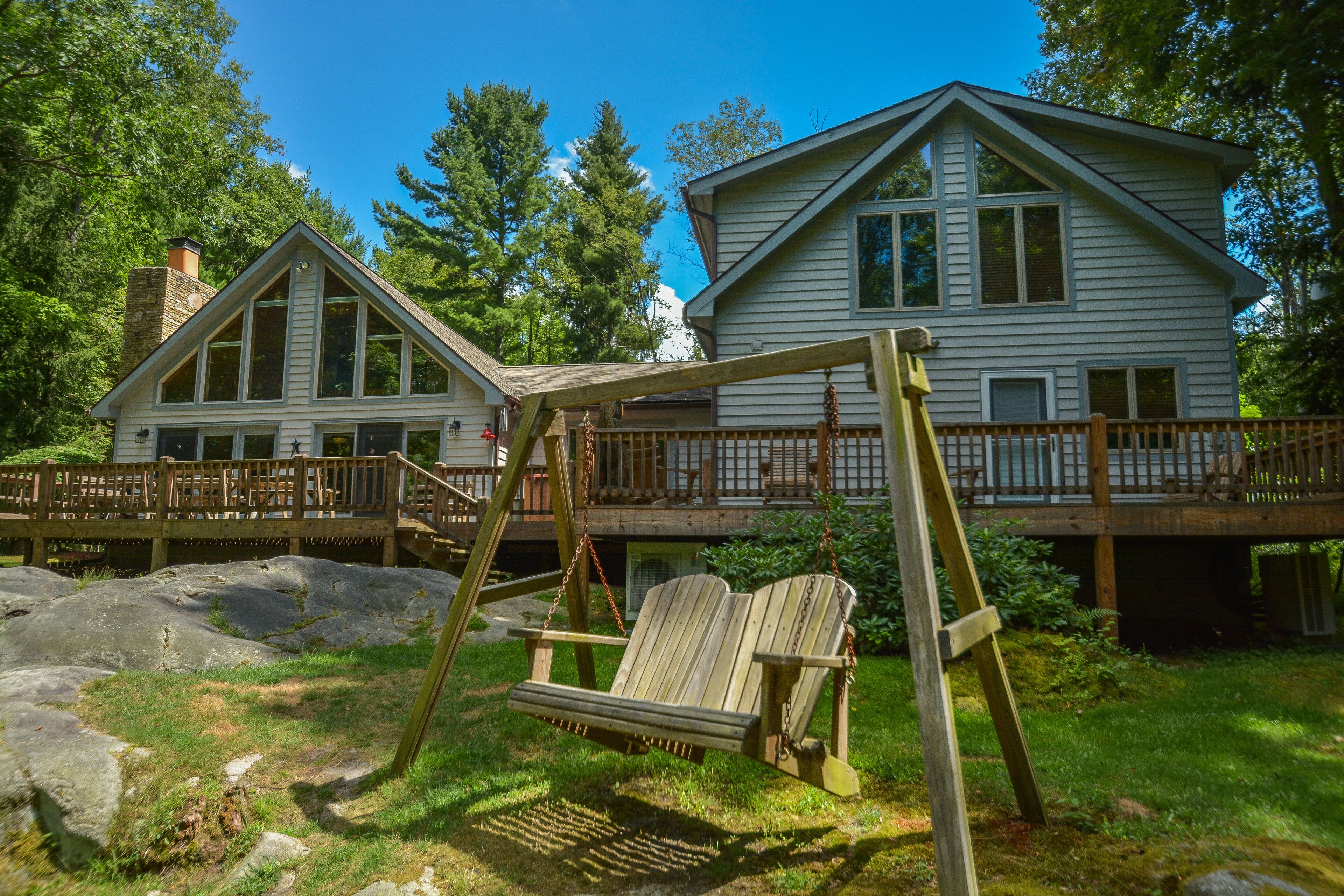 Innisfree | Spacious Chalet with Sunset Lake Views
