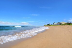 En la playa, camastros y toallas de playa 