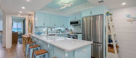 Køleskab, mikrobølgeovn, ovn, kogeplade