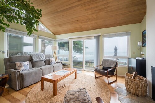 Monthly, Oceanfront 2 bed/2 bath Cottage on Park Hill with Stunning Views!