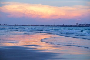 På stranden