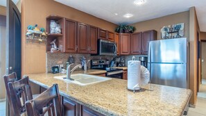 Refrigerador, microondas, horno y parrilla de estufa 