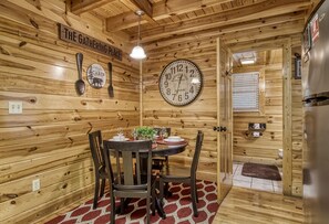 Dining - ERN834 - LAKESIDE GETAWAY - GREAT LOCATION!  CLOSE TO ALL THE ACTION! (Pigeon Forge)