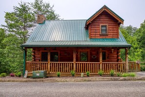 Exterior - ERN834 - LAKESIDE GETAWAY - GREAT LOCATION!  CLOSE TO ALL THE ACTION! (Pigeon Forge)
